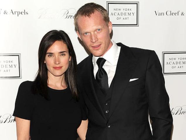 Giggling Jennifer Connelly puts on a sweet display with husband Paul  Bettany at Shelter premiere