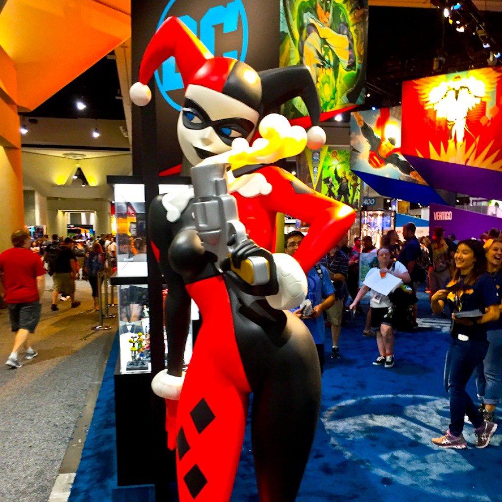 Harley Quin statue at DC Comics booth