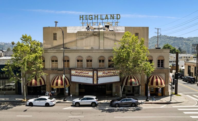 Kirsten Stewart Buys Her Local Theatre Due To It’s Financial Struggles